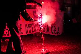 Bandiera Usa bruciata in piazza. Potere al Popolo con il dittatore