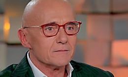 Gli avvocati di Alfonso Signorini: "Bloccate Corona e 'Falsissimo' o risarcimenti milionari"