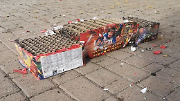 In pausa dal lavoro, le lanciano i petardi e va in ospedale: sette giorni di prognosi