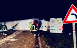 Incidente a Villafalletto: scontro tra furgone e autoarticolato, un mezzo ribaltato