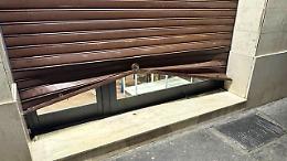 Spaccata nella notte: i ladri non riescono ad aprire la cassa e danneggiano il negozio