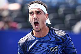 All'Atp 250 di Hong Kong Lorenzo Sonego avanza anche in singolare, in due set sul giapponese Rei Sakamoto