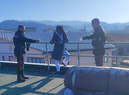 Armata di coltello, litiga col fidanzato e minaccia il suicidio: i carabinieri la salvano