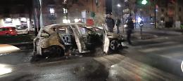 Auto in fiamme in corso Maroncelli: traffico rallentato, vigili del fuoco al lavoro