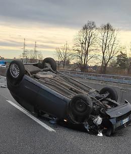 Schianto a Stupinigi, auto si ribalta in tangenziale: traffico in tilt