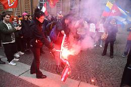 Torino, bruciano una bandiera Usa al corteo per il Venezuela