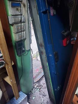 Sfondano la porta utilizzando un&rsquo;auto, ma il colpo fallisce