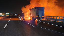 Incendio di un tir sulla tangenziale sud di Torino: traffico bloccato per ore