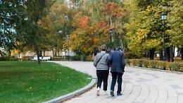 Anziani, anche poche camminate a settimana proteggono il cuore