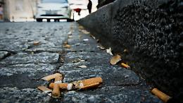 Ivrea, la citt&agrave; delle cicche e rifiuti: un pessimo biglietto da visita per i turisti