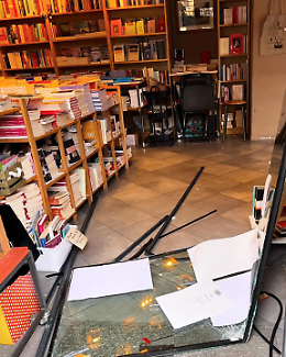 Furto con spaccata a Torino: tombino sfonda la vetrina della libreria Geocart