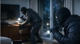 Furto in casa a Pino Torinese: ladri sorpresi dal figlio minore, fuga tra il lancio di oggetti