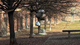 Giardini delle Porte Palatine, rifiuti e panchine diventate giacigli