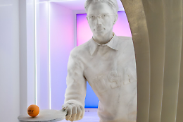 Una scultura di quasi tre metri in onore di Timoth&eacute;e Chalamet, l'omaggio di Torino a "Marty Supreme"