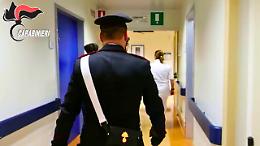 Accoltellato dal proprietario della villa che stava svaligiando, ladro muore dopo essere stato abbandonato in ospedale