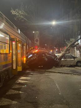 Tram "lancia" un'auto su un albero: l'incidente in corso Belgio