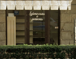 Via Genova, supermercato chiuso da inizio mese: serranda abbassata tra via Millefonti e le Poste