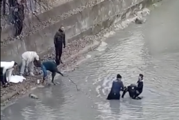 Torino, un uomo cade nella Dora - Il video del salvataggio 