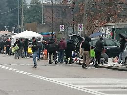 Torino, via Carcano invasa dagli abusivi - LE FOTO