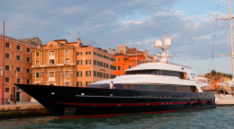 Valentino Garavani e il suo yacht da 47 metri: quanto vale il lusso dello stilista