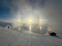Nei cieli del Torinese spunta un parelio: il raro &ldquo;cane solare&rdquo; fotografato a Sestriere
