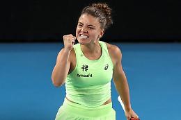 Agli Australian Open Jasmine Paolini batte la polacca Magdalena French e anche la pioggia, domani grande giornata azzurra