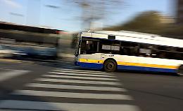 Scontro tra Audi e bus Gtt a Venaria: paura in corso Garibaldi