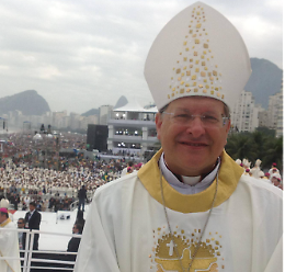 Il Vaticano indaga sui conti del vescovo in Tesla (e che ama il surf)