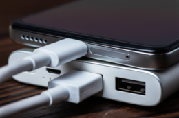 Addio al power bank in volo: nuove regole per i passeggeri