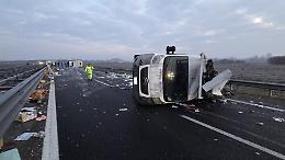 Incidente sull&rsquo;A5 tra Volpiano e San Giorgio: due furgoni ribaltati e carico perso