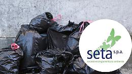 Scarica due quintali di lana di vetro davanti alla sede di seta a Settimo Torinese 