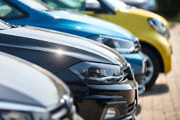 Moncalieri: caos e auto sui marciapiedi all&rsquo;uscita da scuola