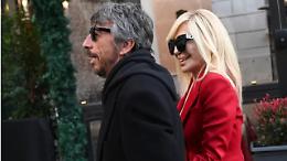 Donatella Versace in rosso Valentino per l&rsquo;addio al maestro della moda