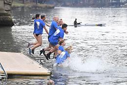 Gli Orsi Polari sfidano il gelo del Po: 133 tuffi per una tradizione lunga 127 anni