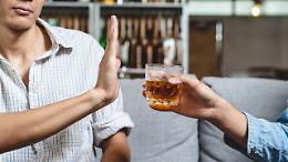 Uno studio suggerisce: smettere di bere alcol potrebbe ridurre il rischio di tumore al colon-retto