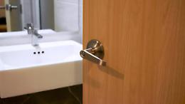 Hotel senza porta del bagno: il design minimal mette in crisi la privacy degli ospiti