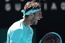 Agli Australian Open Lorenzo Musetti travolge Taylor Fritz in tre set, sar&agrave; grande sfida nei quarti contro Novak Djokovic