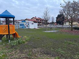 Caselle Torinese, il mistero del parco giochi: l'erba &egrave; cresciuta, ma il cancello resta chiuso