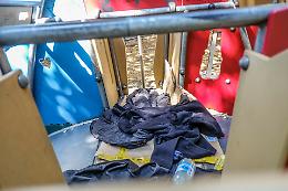 Borgo Vittoria, un senzatetto dorme nel gioco a castello: discussione ai giardini di via Vib&ograve;