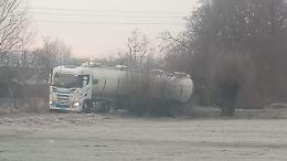 Tir carico di latte bloccato nel fosso a Settimo Torinese