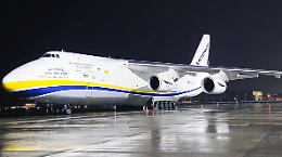 Il gigante dei cieli torna a Torino Caselle: &egrave; atterrato l&rsquo;Antonov An-124 