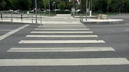 Settimo, le strisce pedonali &ldquo;killer&rdquo; colpiscono ancora: ennesimo incidente alla rotonda
