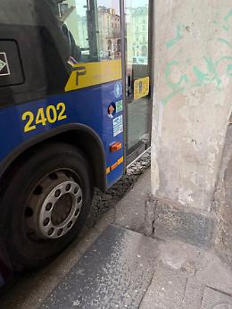 I marciapiedi &ldquo;killer&rdquo; Solo pochi centimetri Per svoltare in centro