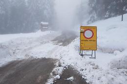 Colle di Tenda isolato: chiusa la statale per pericolo valanghe e treni bloccati da un albero