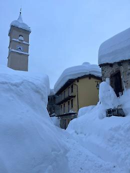Limonetto sommersa dalla neve: passeggiate tra pareti bianche a 1.400 metri