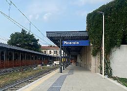 Pinerolo, flashmob M5S sulla linea ferroviaria Pinerolo&ndash;Chivasso: &ldquo;La rotaia della fortuna&rdquo;