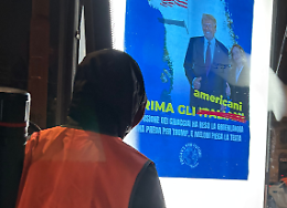 Torino, nella  notte spuntano dei cartelloni  contro la Meloni - VIDEO