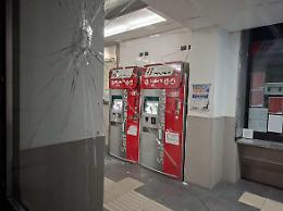 Follia in stazione a Settimo: spacca monitor e vetrate, fermato dai Carabinieri