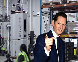 Agnelli-Elkann, la scommessa sulla &ldquo;AI fisica&rdquo;: 100 milioni per RobCo (e il primo robot entra in Stellantis)