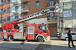Fiamme in un palazzo in ristrutturazione, stabile evacuato dai pompieri